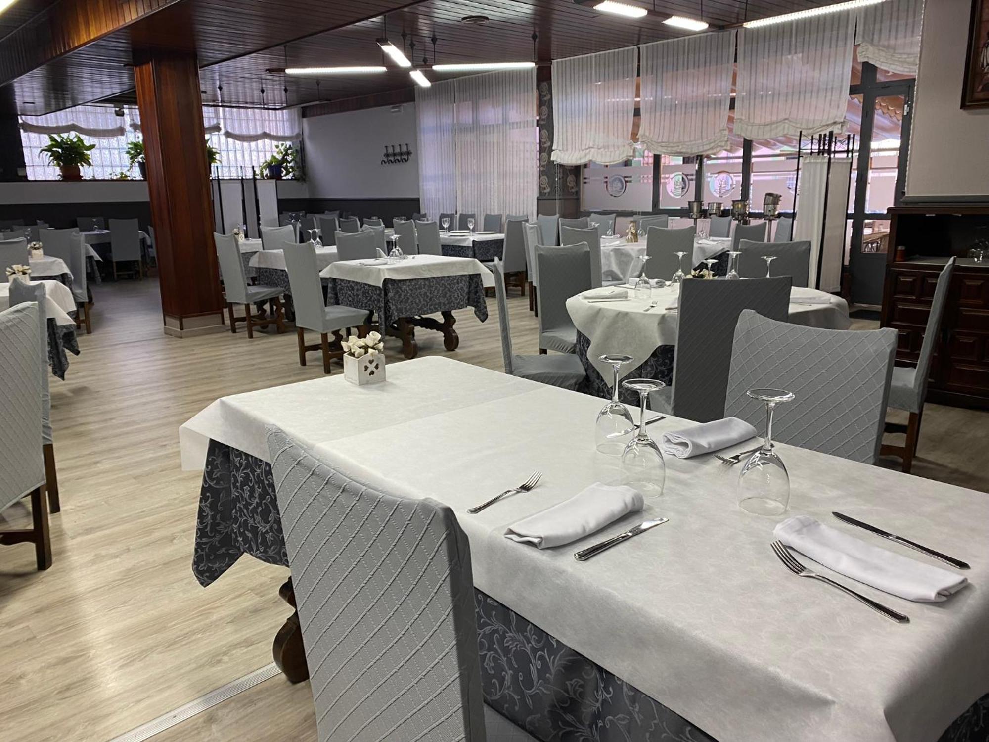 Hostal Restaurante La Pinta Ампуэро Экстерьер фото